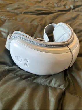 White Eye Massager withVibration - Portable Relaxation Device